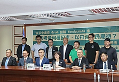 民進黨立委林月琴(前右3)11日舉辦「公平會審查Grab併購foodpanda案，應該考量何種因素，以符合人民期待？」公聽會，包括各界代表出席表達意見看法。