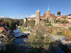 德國東部薩克森邦包曾縣首府包曾（Bautzen）保存完整的中世紀城牆、塔樓與歷史建築聞名，也是德國少數民族索布族居住地。隨台積電德勒斯登廠即將投產，距離德勒斯登約50公里的包曾積極爭取半導體產人才在當地定居。