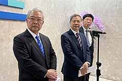 經濟部長龔明鑫(中)12日指出，台電風電二期只剩1成進度未完成，「最後一定會蓋起來」。