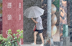 氣象專家吳德榮表示，明天(14日)、15日滯留鋒略往南移，西南部有劇烈天氣威脅。