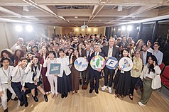 民進黨12日表示，國際自由青年聯盟（IFLRY）11日以「自由青年與全球威權挑戰：台灣和烏克蘭的民主
前線的經驗」為主題首次在台灣舉辦，全球140位、來自50多國的自由民主政黨青年出席。
（民進黨提供）