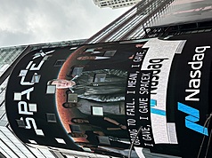 SpaceX 12日在那斯達克上市，執行長馬斯克掛牌前發表演說，身價在交易後超過上兆美元。
