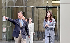 國民黨主席鄭麗文（右）12日前往AIT華盛頓總部拜會，與美方會晤不到一小時。圖為鄭麗文一行人步出AIT華盛頓總部所在大樓。