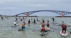 「2026 PENGHU OCEANMAN 國際泳渡澎湖灣」，14日受天候影響，泳渡組5公里改由觀音亭海域下水挑戰，立式划槳5公里在湧浪海潮中挺進。