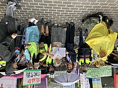 台灣移工聯盟、台灣身心障礙者自立生活聯盟、婦女新知基金會等團體，14日舉行「家事移工由長照機構聘僱，服務使用者與移工雙贏」抗議行動，衛福部長照司科長徐鉅美(前左3)接受陳情。