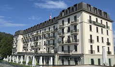 美伊將於瑞士中部的布爾根施托克度假村（Burgenstock Resort）簽署和平協議，度假村被卡達酒店集團收購後，建築外觀仍保持阿爾卑斯山度假村風格，但內部在服務與設施上加入不少迎合海灣國家高端旅客的需求，如清真飲食選項，並設有能接待國家元首與高規格國際會議的安全配置。