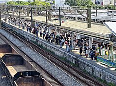 台鐵18日凌晨進行鐵道養護施工，因挖土機不慎翻覆，苗栗至竹南間暫以東正線單線雙向通行，導致列車延誤，月台上站滿等著搭車上班、上課的通勤族。