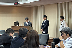 工程怪手不慎翻覆於台鐵苗栗=竹南間西正線（K129+700處），交通部次長伍勝園（後左）18日在立法院交通委員會表示，已成立一級應變小組，相關資訊都會在各車站、官網向旅客宣導。
