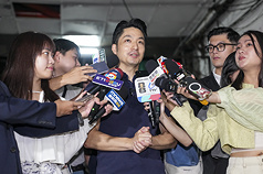台北市長蔣萬安（中）18日出席信維整宅即將招商活動，會前接受媒體聯訪。