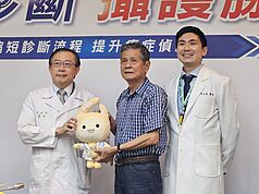 78歲黃先生（中）因攝護腺特異抗原異常就醫，原先外院建議其接受侵入性手術以取得診斷，轉至台大醫院後，透過顯微超音波檢查，2週內確診攝護腺癌後順利銜接後續治療。