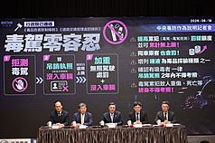 行政院18日下午召開「中央毒防作為說明記者會」，行政院長卓榮泰（中）率政務委員陳時中（左2）、國發會主委葉俊顯（右2）、政務委員季連成（左）與林明昕（右）出席，說明毒品防制具體措施。