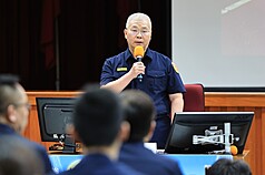 內政部警政署18日晚間動員全國大批警力同步執行取締毒駕專案。新北市警察局長方仰寧(後)在員警出
勤前表示，新北共規劃81處路檢點，動員745名警力，並結合情資與科技分析，加強查緝高風險對象。（警方提供）