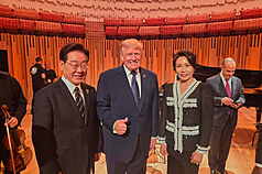 韓國總統李在明（左）與夫人金惠景（右）完成歐洲
出訪、G7峰會行程後已返國，說明峰會中與美國總統
川普多次會面交談。（青瓦台提供）