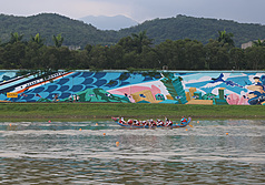 2026台北國際龍舟錦標賽19日起在大佳河濱公園登場，來自國內外223支隊伍、超過5000名隊職員齊聚基隆河畔競渡。