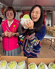 近日有關鳳梨釋迦相關言論，引發台東鳳梨釋迦農討論。民進黨立委陳瑩（右）20日表示，許多農友對相關言論感到受傷與委屈，她希望替台東農民說公道話，也呼籲外界不要低估台灣農業實力。
（陳瑩國會辦公室提供）