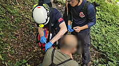 新北市瑞芳區三貂嶺步道20日發生登山客遭蜂螫事件，丁姓男子夫婦登山途中遭蜂螫，消防搜救隊員上山接觸患者，男子疑似因蜂螫引發過敏，急救處置後送往汐止國泰醫院治療。
（翻攝畫面）