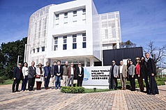 外交部政務次長陳明祺（中左）率團出訪友邦巴拉圭，17日與巴拉圭外交部政務次長貝爾敦（Victor Verdun，中右）一同視察台巴智慧科技園區願景館等基礎設施及用地規畫。（外交部提供）