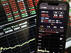 AI股續強，台積電22日盤中大漲超過4%，首度衝破2500元，帶動台股開高走高，盤中最多上漲逾1400點，近逼48000點大關。