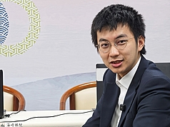 職業圍棋棋士許皓鋐九段（圖）22日在名人賽決賽7番勝負第4局以半目之差擊敗王元均九段，以4比0奪得生涯第4座「名人」寶座。（海峰棋院提供）