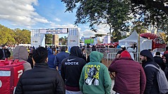 阿根廷隊22日在世界盃足球賽J組迎戰奧地利，布宜諾斯艾利斯市政府設置大型戶外螢幕供民眾集體觀賽。許多外送員暫時將機車停靠路邊，一同駐足觀看比賽，展現全民投入的熱烈氛圍。