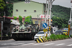 23日是立即備戰操演第2天，陸軍269旅上午自桃園機場機場實施戰備偵巡，往新北台北港、八里一帶挺
進，圖為CM22迫砲車與民間車輛。