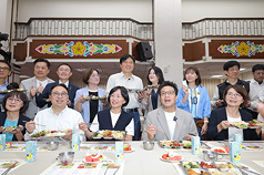 民進黨立委陳培瑜（後左4）等人23日在立法院舉辦「午餐吃飽、營養顧好，孩子才會好」學生餐盤體驗活動，民進黨台北市長參選人沈伯洋（前右2）、新北市長參選人蘇巧慧（前左3）、桃園市長參選人黃世杰（前左2）等人一同享用營養午餐。