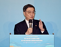 PD
中小微企業轉型條例草案　卓榮泰盼8月底前完成
行政院長卓榮泰（圖）23日出席「中華民國全國中小
企業總會第16屆第1次會員大會暨第18屆國家磐石關
懷獎章贈獎典禮」時表示，期待中小微企業轉型升級
發展條例（草案）能在8月底順利完成，並於立法院
下個會期送請審議，盼立院加速通過。
中央社記者張皓安攝　115年6月23日