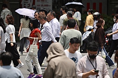 行政院主計總處23日公布5月失業率為3.27%，月減0.03個百分點，呈現連2月下降。圖為台北市內湖科技園區一帶午間人潮。