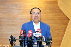 新北市長侯友宜率智慧製造業者赴美參加自動化技術展，他24日返台表示，除協助企業拓展國際市場，並考察職棒球場及河岸觀光建設，盼將經驗導入，三鶯線通車細節會在討論後公布。
