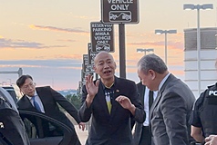 立法院長韓國瑜（中）率跨黨派立委訪美，23日晚間抵達華府。圖為韓國瑜一行人預備搭車離開華府附近的雷根華盛頓國家機場。