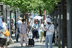 根據氣象署網站，30日截至下午2時許，氣溫以屏東縣竹田鄉37.6度最高。圖為民眾外出戴上墨鏡、穿著長袖防曬。資料照。