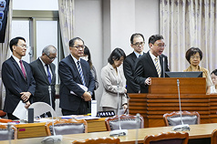 立法院司法及法制委員會25日邀請司法院、考試院、監察院、法務部等機關就「我國憲政機關、獨立機關首長代理制度之現況與精進」進行專題報告並備質詢，法務部長鄭銘謙（左3）、監察院祕書長黃適卓（前右2）等人列席備詢。