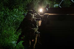 國防部自21日起實施為期5天4夜的「立即備戰操演」，演練期間，駐紮澎湖的M60A3戰車、CM21甲車及各型輪車組成機動兵力，依任務需求進駐戰術位置。圖為官兵下車執行應援作戰。（澎湖防衛部提供）