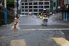 中央氣象署表示，26日南部地區有陣雨或雷雨，易有豪雨或局部豪雨等級以上降雨。