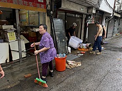 受颱風米克拉影響，台北市25日上午降下大雨，內湖區傳出積淹水災情，水退後民眾忙著清理家園。