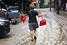 受到颱風米克拉影響，台北市25日上午降下豪大雨。圖為內湖區內湖路3段低窪地區積水退去後，民眾購買清潔工具、整理家園。
