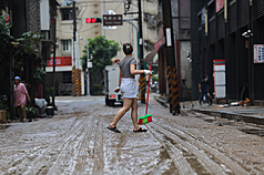 颱風米克拉及西南風增強帶來劇烈降雨，台北市內湖區25日上午傳出積淹水災情，連國民黨議員也批市府螺絲不見了。圖為雨勢稍緩，民眾開始清理環境。