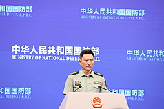 中國國防部25日舉行例行記者會，發言人張曉剛回應記者提問。