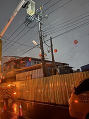 台電表示，截至26日下午3時，全台因豪雨造成曾停電戶數達6萬5,801戶，目前已恢復供電超過98%，尚有675戶持續搶修中。（台電提供）