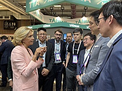 法國大巴黎區區長波克瑞斯（左1）6月17日出席巴黎科技新創展VivaTech，特地參觀鴻海科技集團攤
位。她期望建構主權AI，積極向台灣招手，尋求合作。