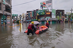 台南地區26日凌晨出現明顯雨勢，仁德區接近國道1號仁德交流道附近積淹水嚴重，消防局出動橡皮艇協助行動不便長者撤離。