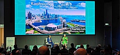 高雄市副市長林欽榮（左）22日在倫敦出席歐洲復興開發銀行（EBRD）綠色城市市長大會，在「高階爐邊對談」場次分享高雄的城市轉型經驗。（駐英國代表處提供）
