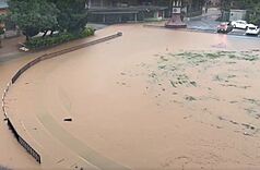 豪雨來襲，新竹縣新埔國中校園積水。（新竹縣政府提供）