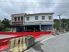花蓮萬里溪堰塞湖蓄水量約3成，目前維持黃色警戒，下游警戒區保全戶已預防性撤離。鳳林鎮公所針對山興里箭瑛大橋易淹水區設置擋水板。