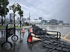 受鋒面接近及西南風增強影響，高雄豪雨不斷，桃源區宣布今天停班停課。圖為倒在地上的高雄港旅運中心鐵製護欄。