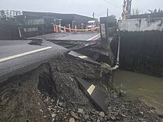 屏東縣豪雨成災，26日萬巒鄉通往潮州的鹿寮橋面斷裂、路基掏空。