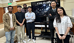 中興、清華大學團隊參與開發的立方衛星太空望遠鏡VERTECS日前搭乘日本H3運載火箭6號機發射升空，其中數據接收系統是台灣團隊開發，寫下台灣參與太空任務里程碑。圖為興大物理系副教授橋本哲也（左4）與清大天文所教授後藤友嗣（右2）團隊合影。