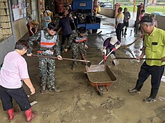 國軍第四作戰區26日派出官兵，與民眾協力清除活動中心淤泥，恢復家園環境。（第四作戰區提供）
