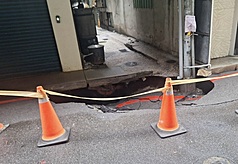 台北市警消27日獲報松山路119巷近五分埔商圈內的道路塌陷，派員到場發現，塌陷道路長約3公尺、深1公尺，市府已派員搶修並發現地底自來水管有脫落，塌陷原因待釐清。（翻攝畫面）