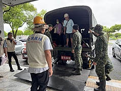 花蓮萬里溪堰塞湖水位庫容量達70%，依預測雨量推估，林業保育署花蓮分署27日中午12時發布紅色警戒，可能於24小時內溢流，鳳林鎮公所啟動撤離作業。